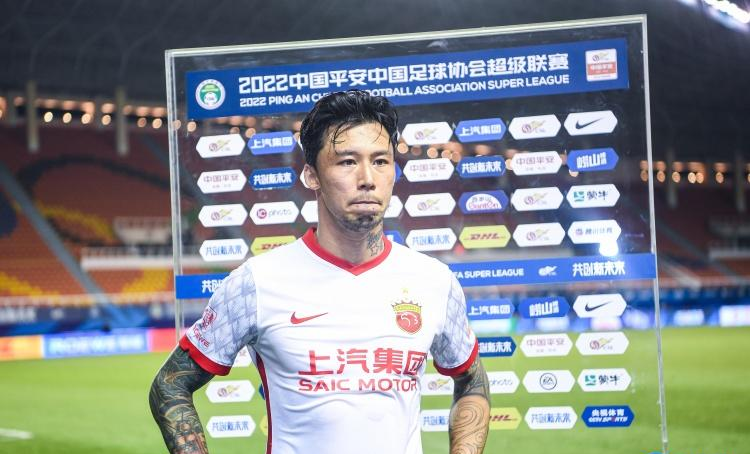 中超聯賽上海海港2-0河北隊，馮勁貢獻兩助攻，助海港隊取得賽季首勝
